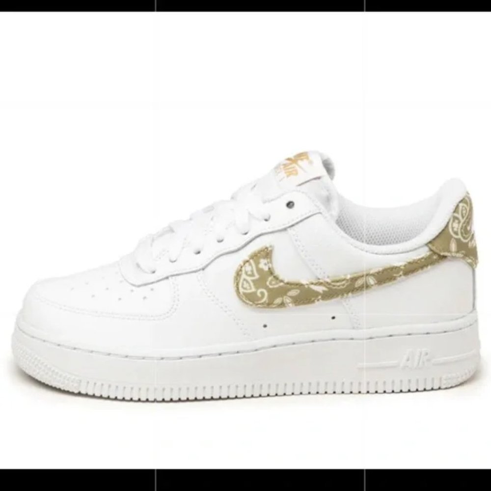 NIKE Women AIR FORCE 1 '07 ESS sneakers-size 5 1/2